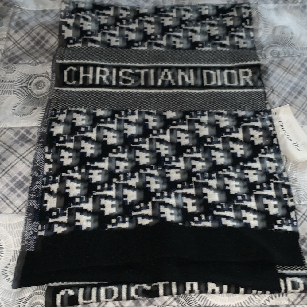 Christian Dior Black and White Scarf - Picture 2 of 7